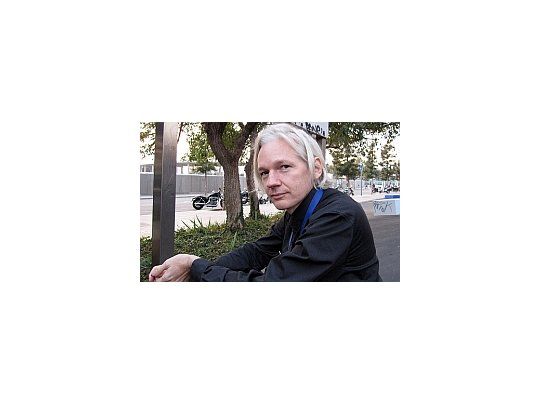 Christine Assange señaló que está preocupada por la orden de arresto que emitió Interpol para dar con su hijo prófugo