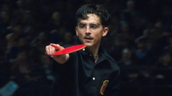 Timothee Chalamet interpreta a Marty Mauser.