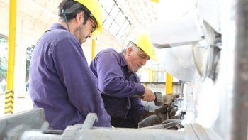 Trabajadores recibirán un bono de $5.000. Lo destinarán a tres posibles fines: pagar deuda, comprar dólares o llenar la heladera.