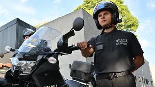 La policía porteña presentó su nueva vestimenta.