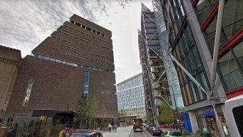 vecinos de una lujosa torre de londres se quejan de que los miran desde un museo