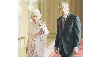 El presidente de Estados Unidos fue recibido por la reina Isabel II, quien le ofreció una exclusiva visita guiada por el castillo de Windsor. Al menos 2.000 personas se manifestaron contra la llegada del mandatario.