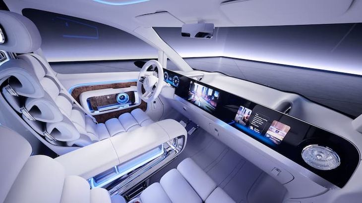 El rasgo más impactante del Mercedes-Benz Vision V es su sistema multimedia. Un panel de vidrio que separa la cabina del conductor puede transformarse en una pantalla de 65 pulgadas con resolución 4K. A esto se suman siete proyectores distribuidos en el interior, capaces de generar una experiencia visual envolvente de 360 grados. El rasgo más impactante del Mercedes-Benz Vision V es su sistema multimedia. Un panel de vidrio que separa la cabina del conductor puede transformarse en una pantalla de 65 pulgadas con resolución 4K. A esto se suman siete proyectores distribuidos en el interior, capaces de generar una experiencia visual envolvente de 360 grados.