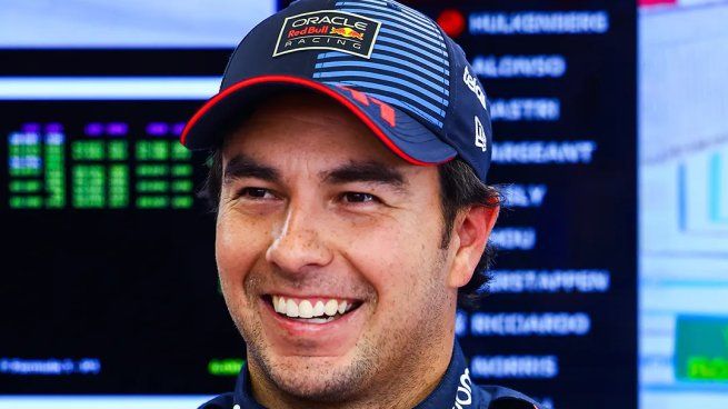 Checo Pérez sonríe al saber su futuro en la Fórmula 1.