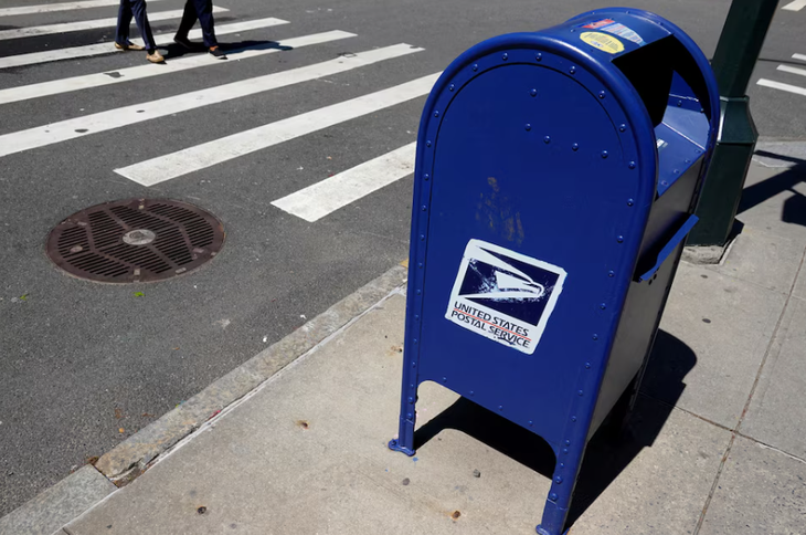 Un portavoz de USPS dijo que en los últimos tres años, la empresa redujo sus operaciones en 45 millones de horas de trabajo Un portavoz de USPS dijo que en los últimos tres años, la empresa redujo sus operaciones en 45 millones de horas de trabajo