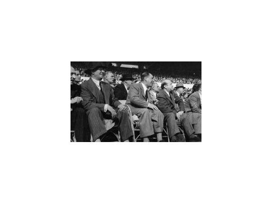 Perón viendo un encuentro en el estadio de Racing. Según Antonio Cafiero, y varios historiadores, el ex presidente era hincha de Boca, pero no lo decía para que no se enojen las otras hinchadas.