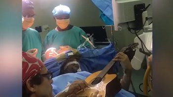 increible: operaron del cerebro a un musico mientras tocaba su guitarra