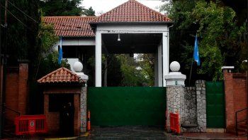 Choferes de combis para personas con capacidades distintas protestan en la puerta de la Quinta de Olivos