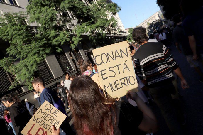 El Presidente de la Nación y su entorno fueron el destino de muchas de las expresiones en la Marcha Universitaria. El Presidente de la Nación y su entorno fueron el destino de muchas de las expresiones en la Marcha Universitaria.