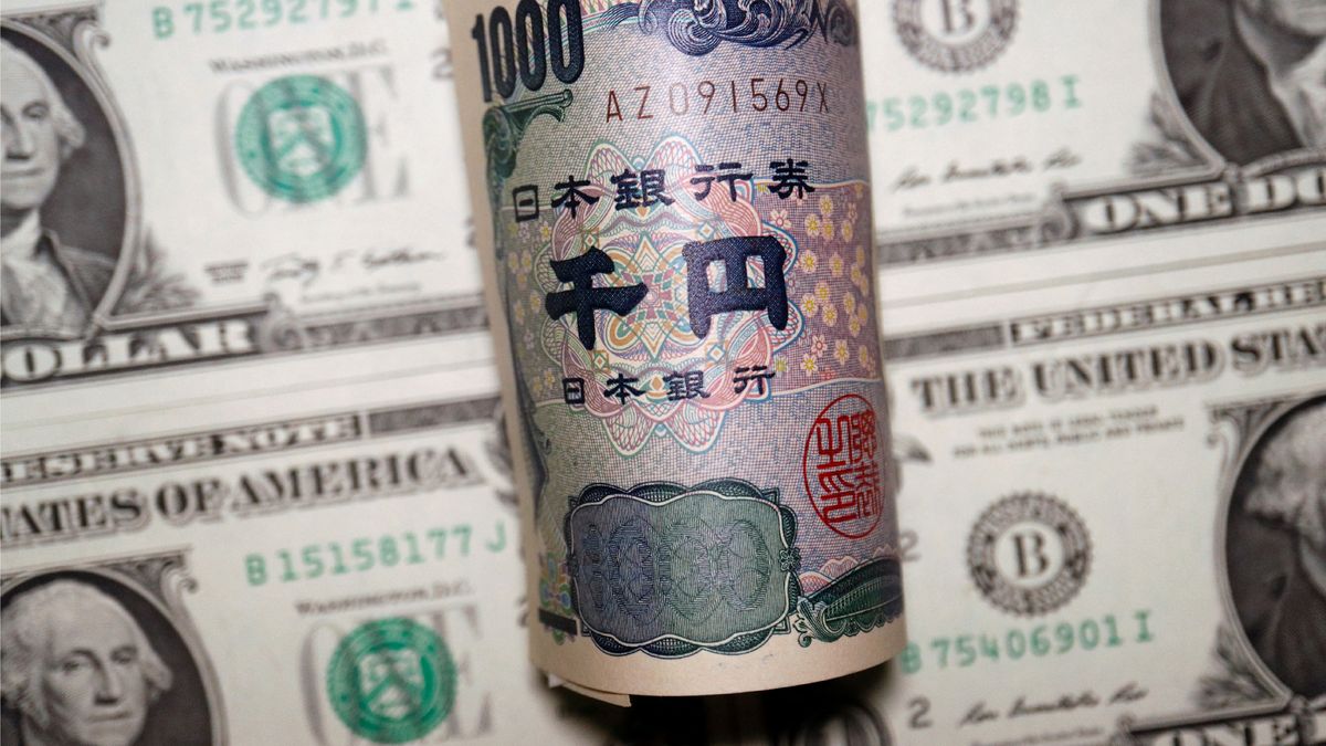 Japan analyzes a currency intervention after the collapse of the yen to its lowest value since 1990