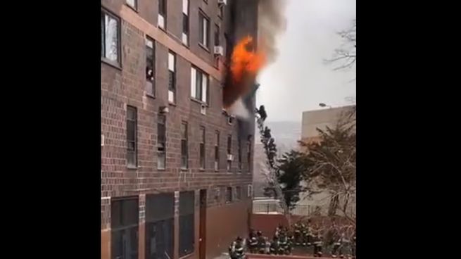 Las llamas del incendio ocurrido en el segundo piso de un edificio del barrio de Bronx.