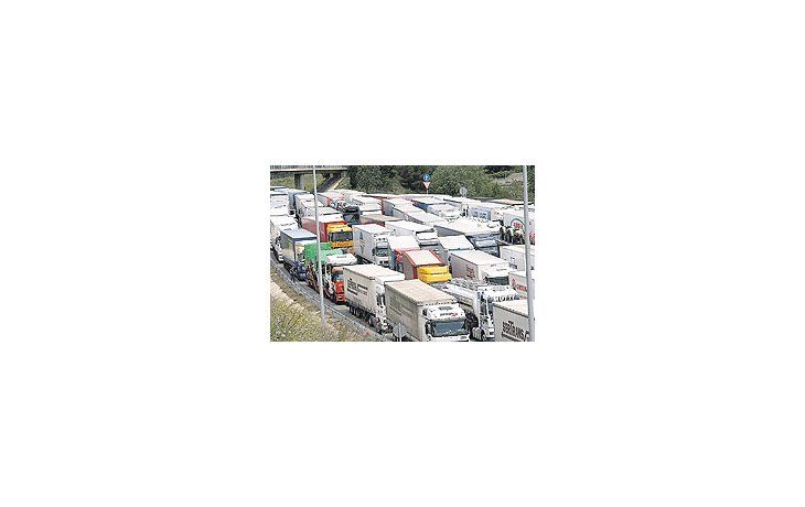 Bloqueos de camioneros. El aumento de los costos por el encarecimiento de los combustibles conmociona a Europa.