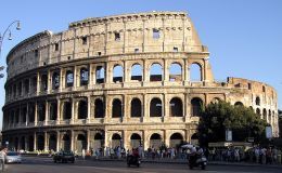Cerró el Coliseo de Roma tras la muerte de un trabajador de 22 años que cayó unos 10 metros mientras instalaba un nuevo sistema de iluminación. Cerró el Coliseo de Roma tras la muerte de un trabajador de 22 años que cayó unos 10 metros mientras instalaba un nuevo sistema de iluminación.