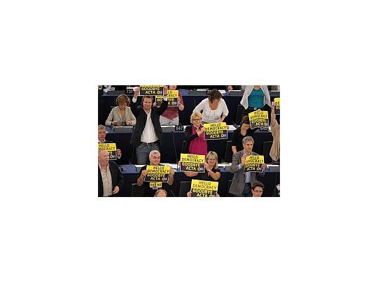 Los eurodiputados exhibieron pancartas para despedir al ACTA.