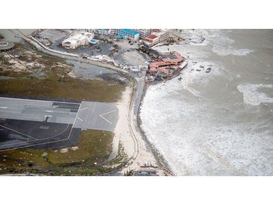 Devastados. La isla de Saint Martin sufrió la furia del huracán Irma. Además de los autos y casas destruidos, su famoso aeropuerto Princess Juliana quedó totalmente devastado.
