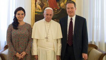 renuncian voceros del papa y nombran portavoz interino