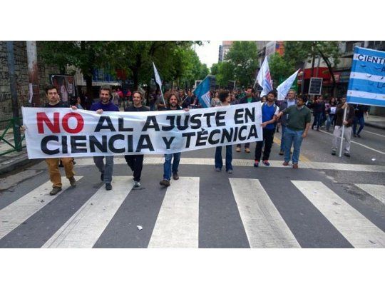 La agrupación Jóvenes Científicos Precarizados denunciaron que el recorte en el Presupuesto 2017 implicará un brutal ajuste a la investigación pública y comprometerá la continuidad de los subsidios de investigación, de los ingresos de nuevos científicos al CONICET así como de las becas doctorales y post doctorales.