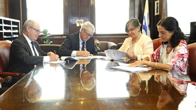 La ministra Azucena Arbeleche; la presidenta ejecutiva del Fonplata, Luciana Botafogo; y el presidente de OSE, Raúl Montero, firmaron el convenio.