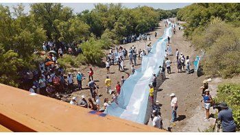 ACCIÓN. Con el respaldo de autoridades provinciales y municipales, grupos de ecologistas marcharon ayer en defensa del cauce del río Atuel, que atraviesa La Pampa y Mendoza.