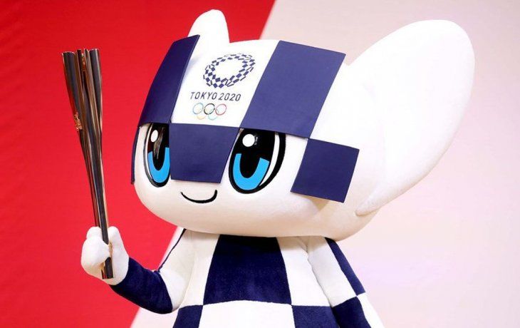 La mascota oficial de Tokio 2020 sostiene la antorcha.