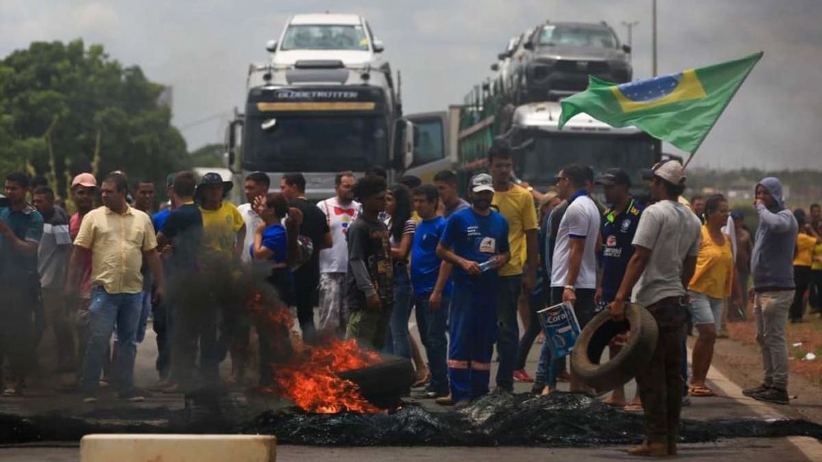 Bolsonarists block routes and military buildings in San Pablo