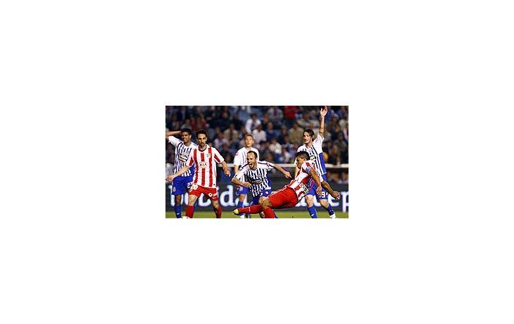 Mientras Diego Colotto reclama una posición adelantada, Sergio Agüero convierte su noveno gol en siete partidos.