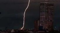 Un espectacular rayo impactó en Miramar