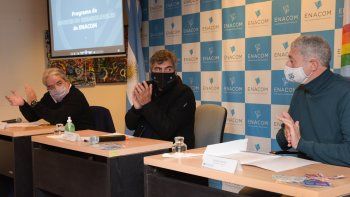 El presidente de COTEL, Antonio Roncoroni; el presidente de ENACOM, Claudio Ambrosini; y el intendente de Villa Gesell, Gustavo Barrera.