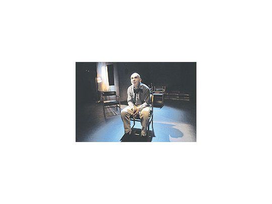 Alfredo Martín realiza un verdadero «tour de force» en «Los muertos», obra resultante de una investigación sobre teatro y muerte que no cae en abstracciones ni arbitrariedades y llega a emocionar.