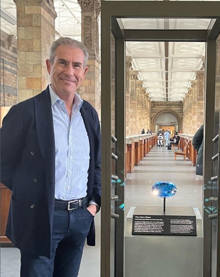 El topacio azul más grande del mundo se exhibe en el Museo de Historia Natural de Londres. El topacio azul más grande del mundo se exhibe en el Museo de Historia Natural de Londres.