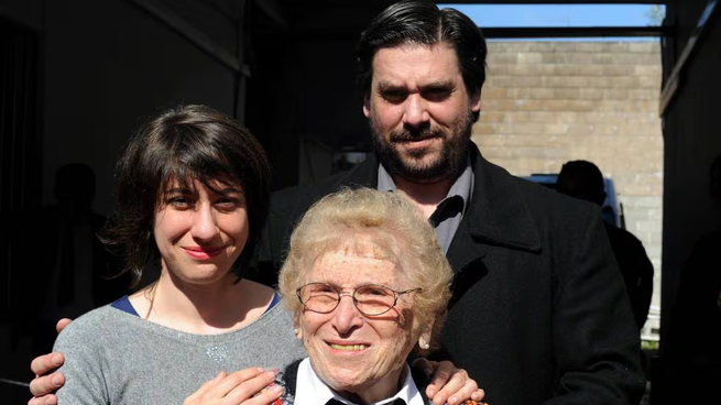 Rosa Tarlovsky de Roisinblit junto a sus nietos, Guillermo y Mariana.