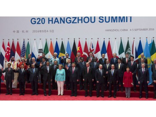 Macri saludó al presidente de China, Xi Jinping, quien, en su carácter de mandatario anfitrión, dio la bienvenida a los líderes de todos los países miembros del foro, y posó luego junto a los demás jefes de Estado en la foto oficial de la cumbre.