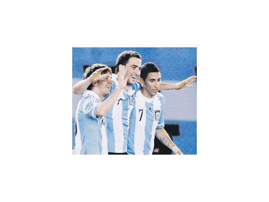 Lionel Messi se abraza con Gonzalo Higuaín y con Ángel Di María. En la foto falta el «Kun» Agüero para conformar el «cuarteto» ofensivo que tan bien rindió ante Ecuador.