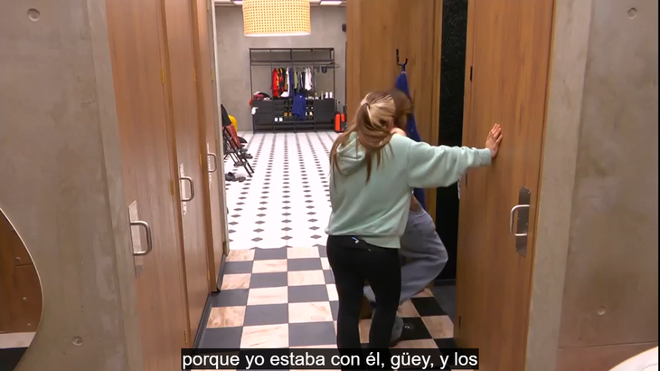 Ante el evidente colapso emocional de su compañera, Carmen y Daniela se movilizaron de inmediato hacia la zona de los baños para brindarle contención y ayudarla a superar su fuerte crisis de ansiedad.