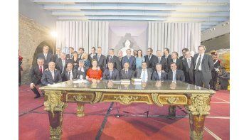 Una veintena de ministros y secretarios, ayer junto a Mauricio Macri y Gabriela Michetti, posó para la primera foto completa del gabinete nacional tras jurar cada uno su cargo.