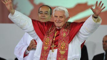 benedicto xvi sigue grave: el vaticano ya prepara su funeral