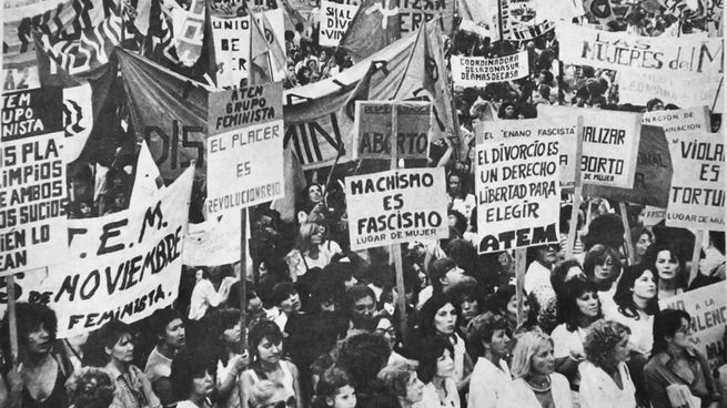 La Cámara de Diputados aprueba en 1974 la igualdad jurídica de la mujer.