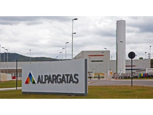 Alpargatas despidió a 48 empleados y suspendería a 360