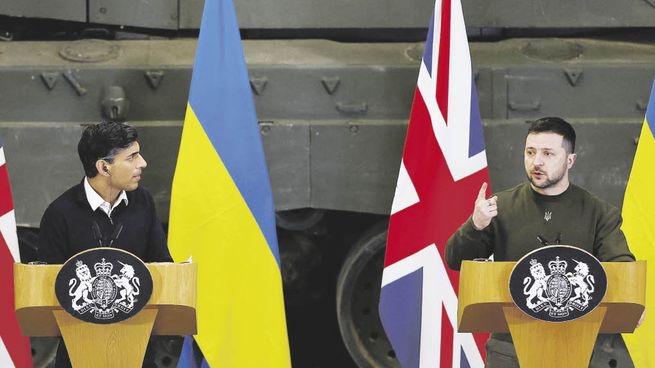 VISITA. Volodímir Zelenski realizó ayer en Londres su primera visita al extranjero, tras la efectuada a Estados Unidos. Obtuvo el aval de Rishi Sunak al entrenamiento de pilotos ucranianos en cazas británicos.