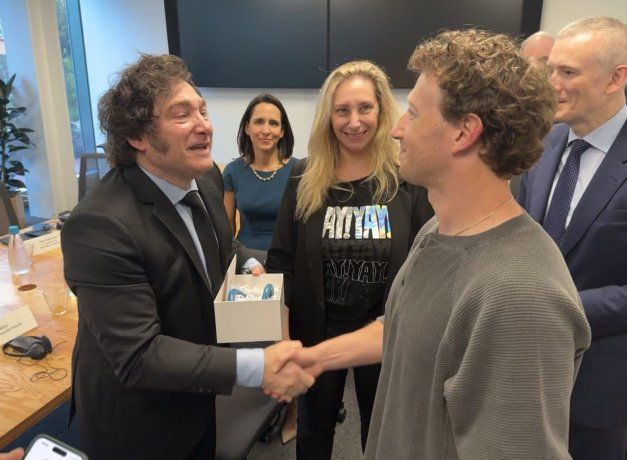 Javier Milei y Karina Milei junto al CEO de Meta Platform, Mark Zuckerberg.