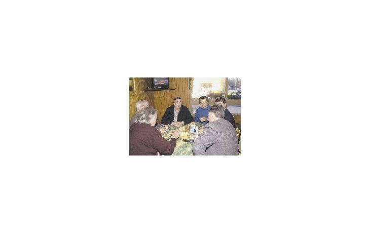 ámbito.com | Clima familiar en el hotel de Santa Cruz, donde néstor Kirchner compartió un tradicional vermú con el gobernador provincial y otros funcionarios. Mañana, el Presidente recibirá a Powell.