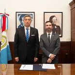 El presidente de la Corte, Horacio Rosatti, junto al director de la Fundación Memoria del Holocausto, Jonathan Karszenbaum. El presidente de la Corte, Horacio Rosatti, junto al director de la Fundación Memoria del Holocausto, Jonathan Karszenbaum.