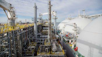 ypf concreto su tercera exportacion de gas natural licuado 