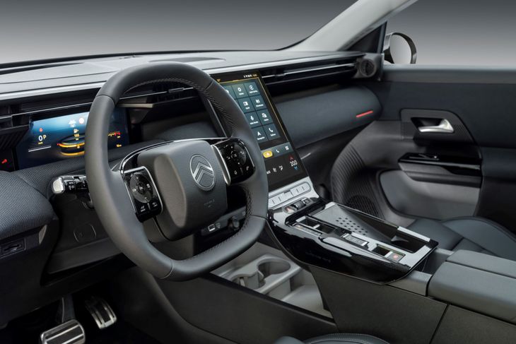 El interior del SUV incorpora pantalla vertical de 13 pulgadas, tablero digital Full HD y nuevo sistema multimedia compatible con Apple CarPlay y Android Auto