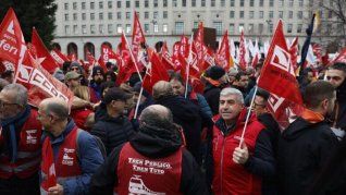 Trabajadores ferroviarios protestan en España. Trabajadores ferroviarios protestan en España.
