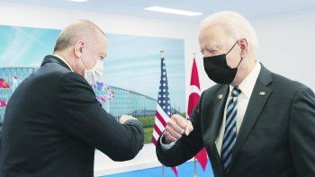 SOCIOS CON DESACUERDOS. El presidente de Turquía, Recep Tayyip Erdogan, saludó a Joe Biden durante la cumbre de la OTAN. Aquel país sobresale por sus posturas muchas veces divergentes dentro de la Alianza Atlántica.