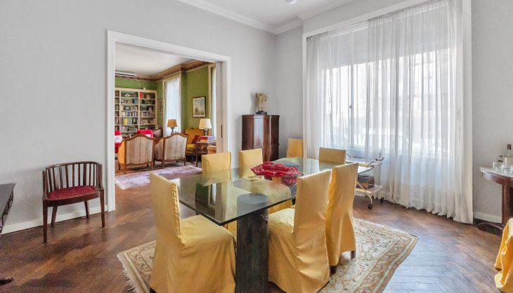 El comedor principal del departamento diseñado por Alejandro Bustillo, con pisos de roble de Eslavonia y amplios ventanales al norte El comedor principal del departamento diseñado por Alejandro Bustillo, con pisos de roble de Eslavonia y amplios ventanales al norte