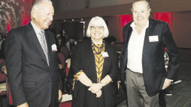 presentación. Daniel Funes de Rioja, presidente de la UIA, Irene Capusselli, presidenta de AVIRA, y Alejandro Massa, director ejecutivo de AVIRA).