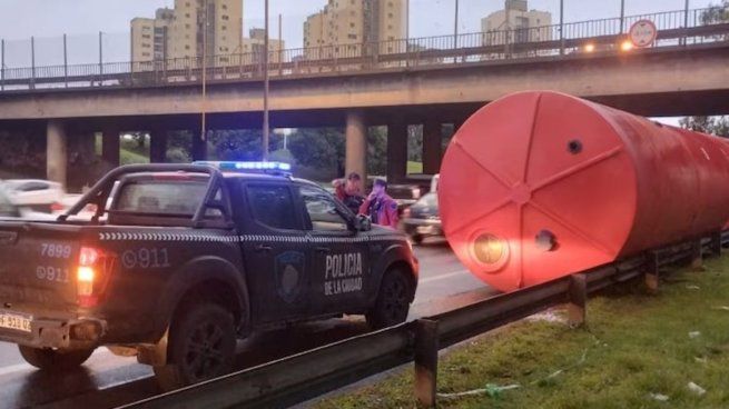 La caída de tanques de agua en plena General Paz provocó demoras en el tránsito