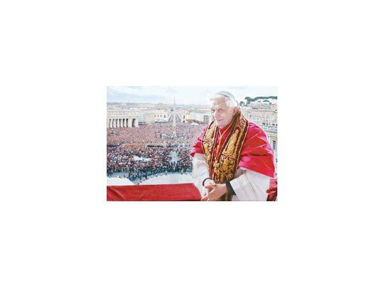 Joseph Ratzinger, luego de ser elegido Papa, saludó ayer a la multitud que esperaba la decisión en la PlazaSan Pedro. Al ver el humo blanco salir de la chimenea de la Capilla Sixtina, comenzaron las ovaciones.